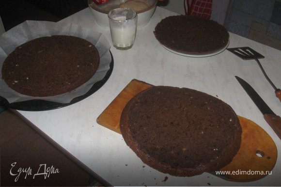 Разрезать пирог на 3 части. Кто любит выпечку посуше, то можно разрезать на 2 части.