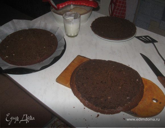 Разрезать пирог на 3 части. Кто любит выпечку посуше, то можно разрезать на 2 части.