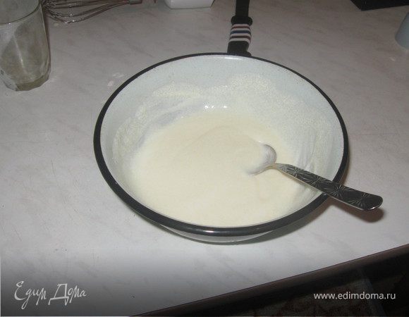 Заранее подготовьте крем-пропитку для пирога: надо взбить сметану и сахар. Чтобы пирог лучше пропитывался, лучше чтобы пропитка была немного жидкой.