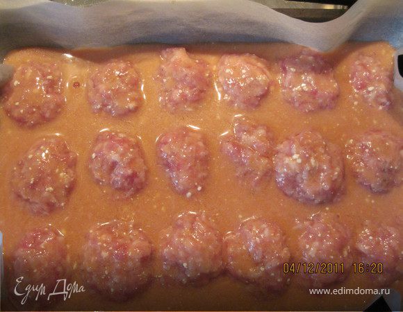 Приготовить заливку :
В блендере с мешать томатный сок и сметану. Залить тефтели.