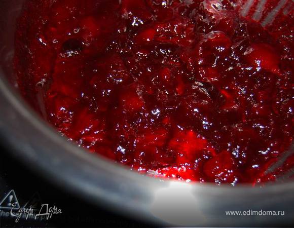 Как-то раз, на приеме у парикмахера:), листала какой-то глянцевый журнал и увидела такой необычный способ приготовления различных основ для салатов и десертов( кажется статья была о ресторане Ивана Урганта, точно не помню). Так вот, за основу берется какой-нибудь основной вкус, а потом по ходу включается фантазия и назревает шедевр! Там была основа грибная для салата и малиновая для десерта. Я,конечно же, обратилась к КИЗИЛУ! Он долго не сопротивлялся и мы с ним договорились: я достала из него косточки(кстати, косточка кизила, как и у оливок, имеет свойство рассасываться в желудке, очищая его), добавила сахар и кипятила до загустения на слабом огне минут 10-15 (чтобы масса получилась тягуче-смазочная).