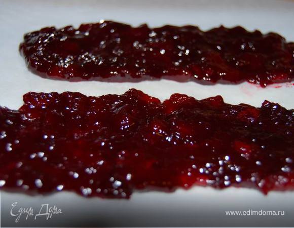 Подготовленную кизиловую основу выкладываем на пергамент в любой форме (так, чтобы потом удобно было снять, немного поддев лопаткой или широким ножом). Оставить в таком виде надольше -у меня это было с вечера до дня.