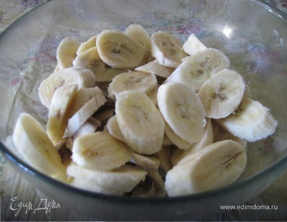 Бананы очистить, нарезать по диагонали ломтиками 3 мм толщиной.