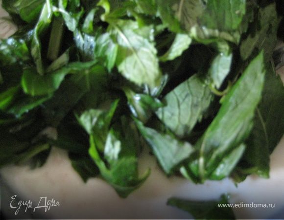 Сбить венчиком йогурт, соль, сахар и листья мяты в миске. Затем добавить нарезанные бананы.