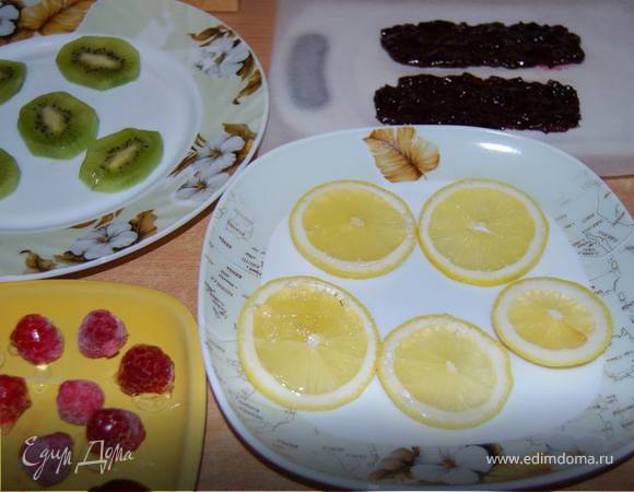 Подготовим имеющиеся другие ингредиенты и познакомим их креативно в зависимости от их цвета, вкуса и нашего настроения. У меня настроение было приподнятое(готовить для Симы -вдохновение так и вдохновляет!:)), я сбегала в сад за мятой и представила, что Сима уже в двух шагах от дома моего! :)