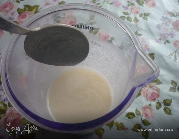 Смешиваем миксером 2 яйца , щепотку соли и 50 мл воды, добавляем 4 столовые ложки рисовой муки, перемешиваем до однородности, добавляем еще 75 мл воды и 2 столовые ложки рафинированного раст. масла, опять перемешиваем. Оставляем на 1 час и еще раз перемешиваем. 