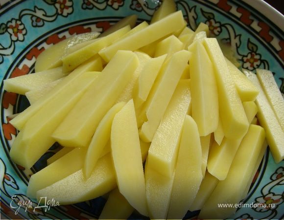 Картофель очистить от кожуры и нарезать брусочками. Если в картофеле большое содержание крахмала, то предварительно советую замочить в холодной воде, на пол часа. Затем воду слить, картофель тщательно обсушить. 