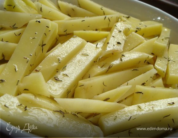 Полить оливковым маслом, присыпать тимьяном, белым перцем, перемешать. Выложить на противень, смазанный растительным маслом и выпекать в духовке при температуре 180С до готовности картофеля. У меня ушло 40 мин, но если разложить картофель в один слой время приготовления сократится.  В середине пути картофель аккуратно перемешать. А в конце присыпать солью.