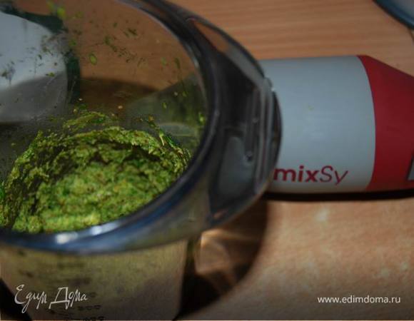 В блендере смешиваем мелко нарезанную черемшу, чеснок, укроп,орехи, мягкое сливочное масло.