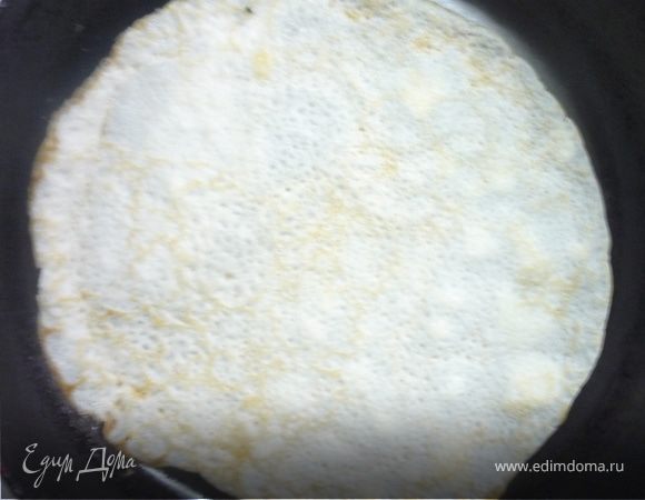 Сковороду готовим, как для жарки обычных блинов. Я разогреваю сковороду, наливаю рафинированное масло и прокаливаю, сливаю излишек масла и выливаю половник теста. Жарим на среднем огне,  с 2 сторон, но на второй стороне всего несколько секунд, только, чтобы тесто просто "схватилось". 