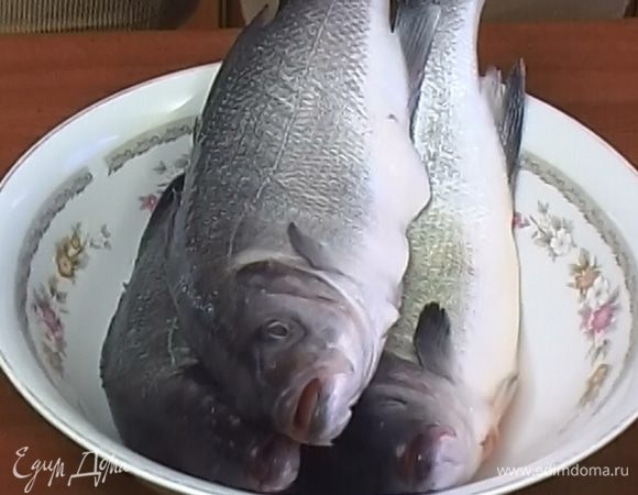 Рыбу выпотрошить, вымыть, высушить.