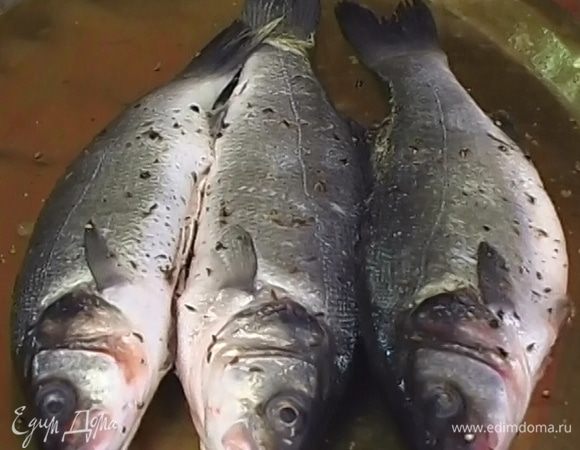 Соль, тмин и перец растереть, этой смесью натереть рыбу изнутри и снаружи.