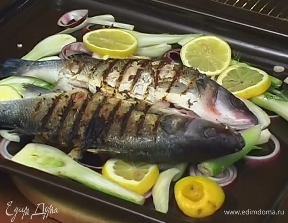 Разогреть сковороду-гриль и обжаривать рыбу с каждой стороны по 4 минут.