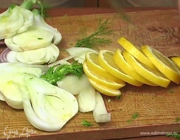 Фенхель и лимоны порезать большими кружками.