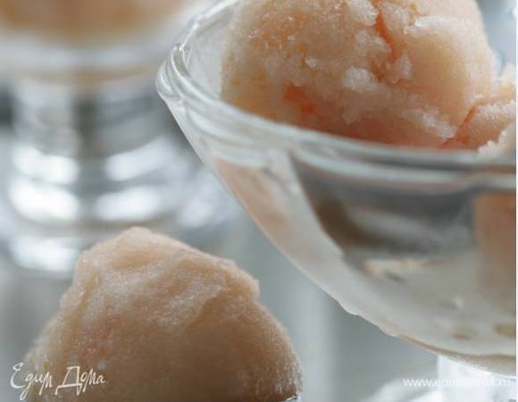 Влить в пластмассовую форму, закрыть крышкой. Замораживать примерно 8 часов, перемешивая каждый час, чтобы смесь осталась однородной, или воспользоваться машинкой для приготовления мороженого.