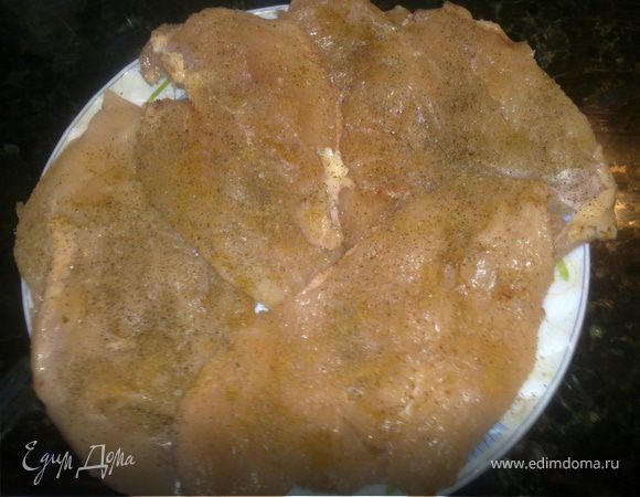 Сначала помоем под проточной водой куриное мясо.Слегка отобьем его ,присолим,поперчим,приправим молотым мускатным орехом и оставим на время пока будем подготавливать овощи.
Очистим лук,морковь,разморозим спаржу,цветную капусту.Все овощи нарежим не очень мелко.Грибы нарежим мелкими кубиками.
