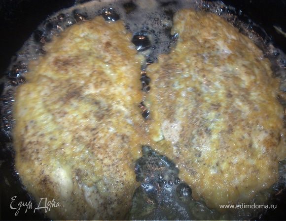 Теперь готовим куриное мясо.2 яйца взбиваем венчиком,макаем в него хорошо мясо и выкладываем на раскаленную сковороду,держим на огне с обеих сторон по 2-3 минуты.