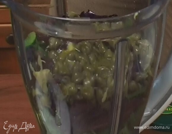 Все подготовленные ингредиенты смешать, добавить каперсы, взбить в блендере.