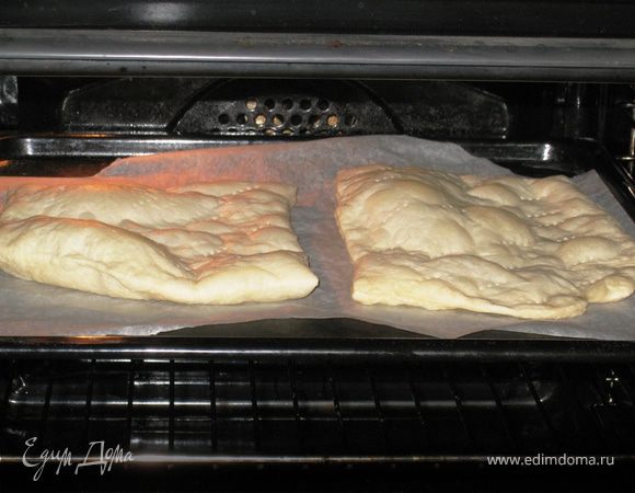 Тесто раскатываем тоненько, делим на желаемое кол-во коржей, потыкать вилкой. У меня 6 - хотелось небольшой, но высокий. Выпекаем 220 (электро) 2 полка сверху мин 10. Остудить на решетке.