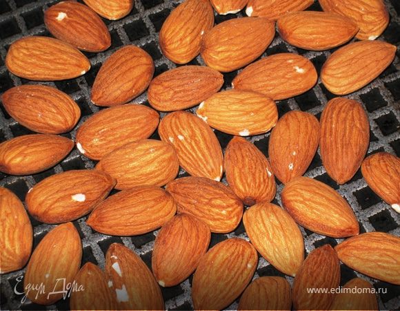 Не пугаемся внешнего вида, у меня все равно немного запузырились, все будет ок, поверьте! На сухой сковороде обжариваем миндаль и измельчаем его.