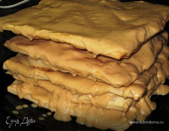 Перемазываем коржи кремом щедро. Крем когда остынет загустеет, так что ничего искусственного добавлять не нужно. Получается "СЛЕГКА" странное сооружение...