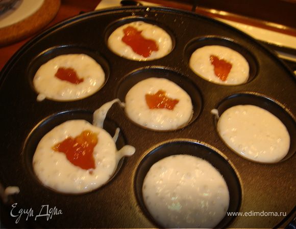 Сковородку смазать растопленным сливочным маслом. Заполнить выемку на 2/3, положить чайную ложку начинки (джем, шоколад), затем накрыть сверху тестом. Когда на поверхности тесто схватится перевернуть с помощью двух вилок и обжарить с другой стороны.