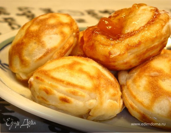 Выложить на тарелку, промазать хорошо растопленным сливочным маслом и сверху щедро присыпать сахарной пудрой. Подавать в прикуску к ароматному чаю и будет волшебно!