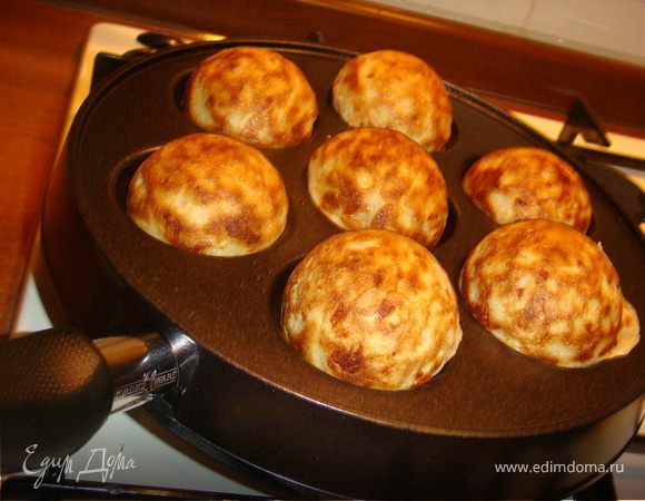 Сырные пончики. Молоко подогреть, в небольшом количестве растворить дрожжи, затем ввести оставшееся молоко, просеянную муку, яйцо и соль. Накрыть пленкой и поставить в теплое место на 1 час.  Для пряного масла смешать лимонный сок, травы и размягченное сливочное масло. Отставить в сторону, пока будут готовиться пончики. В подошедшее тесто добавить тертый сыр и 40гр растопленного масла, дать еще не много подойти. Выпекать на смазанной сливочным маслом сковороде с двух сторон до золотистого цвета. Подавать с пряным маслом. Особенно хороши эти пончики с помидорками "Черри".