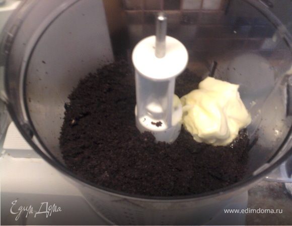 Духовку включить на 180 гр
Сухарики можно сделать самим из высохшего батона или обрезков бисквита если они у вас есть. Я сухарики делала даже с хлеба с отрубями. У меня были остатки шоколадного бисквита.
Добавить масло, яйцо все хорошо перемешать.
