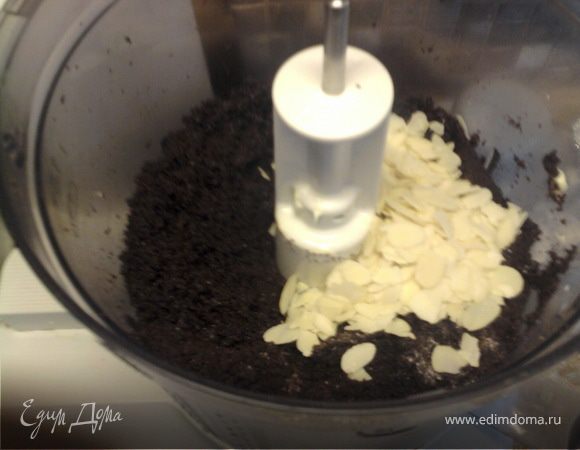 Добавить миндальные хлопья и смежать вручную.