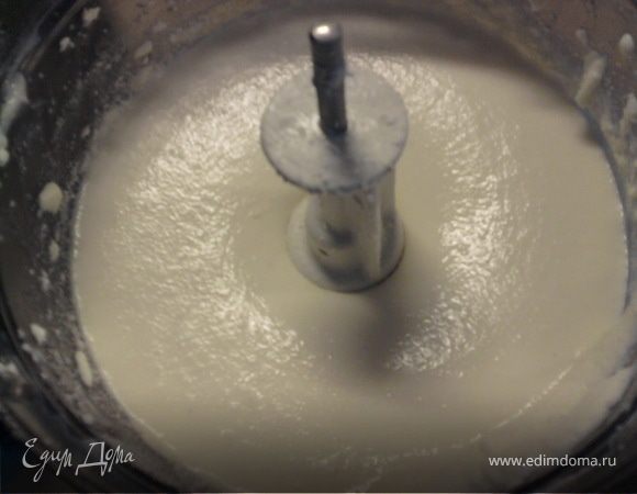 Творог, яйца хорошо взбить, по возможности в блендере. Добавить 3 ст.л. манки. перемешать.
Если у вас жидковатый творог добавить 2 яйца и 4 ст.ложки манки.
