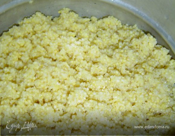 Промываем несколько раз пшено, заливаем холодной водой и доводим до кипения. Затем процеживаем через сито или марлю и заливаем 0,5 л овощного бульона, варим на медленном огне до полного выпаривания бульона, даем остыть.
На растительном масле поджариваем до золотистого цвета мелко измельченный лук, а затем кладем также мелко нарезанные грибы, солим, перчим, накрываем крышкой и тушим 10 минут на медленном огне.Пшенную кашу также солим, перчим и хорошенько вымешиваем. Из пшенной каши формируем лепешку, кладем в центр 1 ч.л. обжаренных грибов и формируем шарик.
Шарики обваливаем в измельченных сухарях, а затем готовим во фритюре до золотистого цвета.
Приятного аппетита!