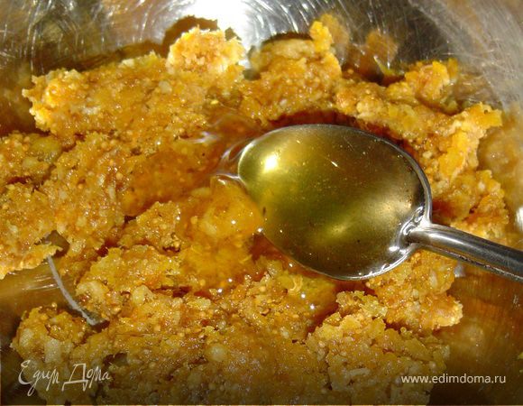 Инжир и курагу замочить на час в яблочном соке. Грецкие орехи обжарить и измельчить, также поступить и с курагой и инжиром. Смешать орехи с фруктами, добавить мед и еще раз перемешать. Затем сформировать шарики, обвалять их в кокосовой стружке и убрать на холод на 30-40 минут. Конфеты готовы!