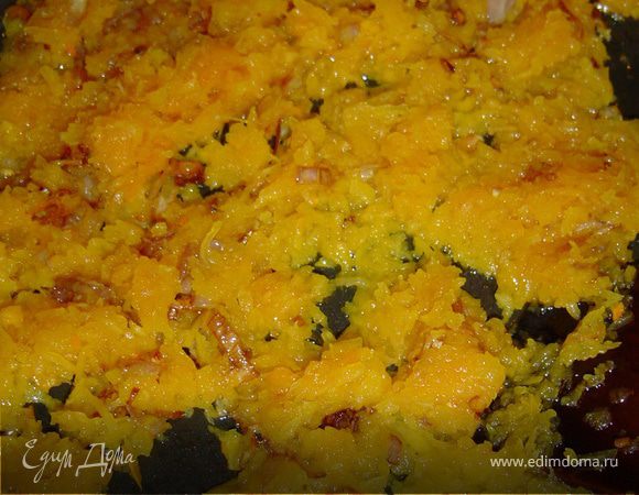 Натираем на терке тыкву, 	обжариваем лук в небольшом кол-ве растительного масла,затем добавляем тыкву,доводим до готовности,солим, перчим и добавляем измельченный чеснок.Из лаваша ,с помощью тарелки или блюдца,вырезаем круги,выкладываем тыкву, по краям смазываем водой и склеиваем края. Обжариваем на сковороде с небольшим кол-вом растительного масла.Приятного аппетита!