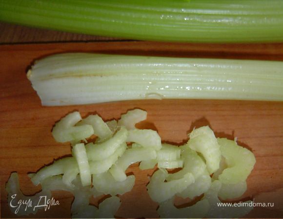 Черешковый сельдерей нарезаем пластинками,огурцы и редис брусочками. Листья салата, руколу перемешиваем с сельдереем,огурцами,редисом и клюквой. В оливковое масло добавляем бальзамический уксус,перемешиваем и заправляем салат. Сверху посыпаем кунжутом. Приятного аппетита!