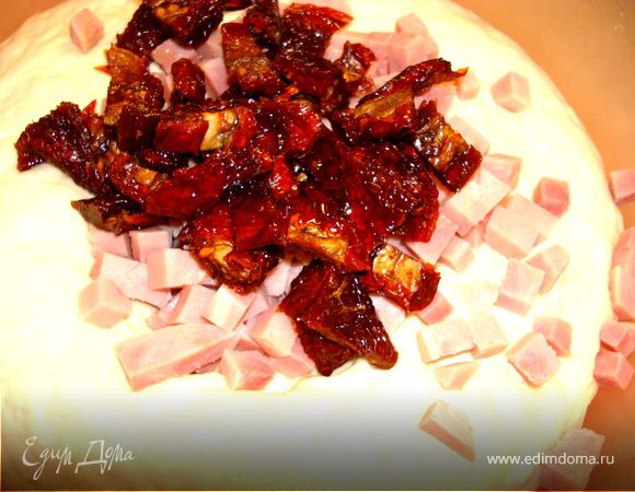 и помидорки маленькими кубиками. И начинаем вмешивать в тесто…