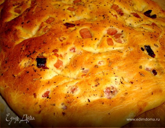 … ставим в заранее разогретую до 220 градусов духовку и… сходим с ума от аромата!!! Потому что, когда хлеб выпекается (минут 15, до золотистого цвета), то он благоухает так…, что можно с ума сойти!!! Прованские травы, чесночок, помидоры и ветчина… Это сказка!!! Итальянская сказка!!!
