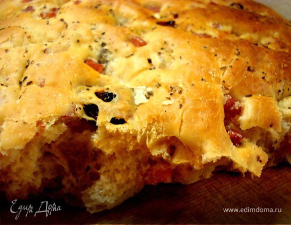 Ну вот, наша фокачча готова. Достаем из духовки, перекладываем на деревянную досточку, накрываем полотенцем и даем остыть хотя-бы минут 30… Я понимаю как это сложно, но если разрезать раньше, то на срезах лепешки мякиш будет сохнуть, впрочем как в любом хлебе.
А вот теперь, приятного аппетита!!!