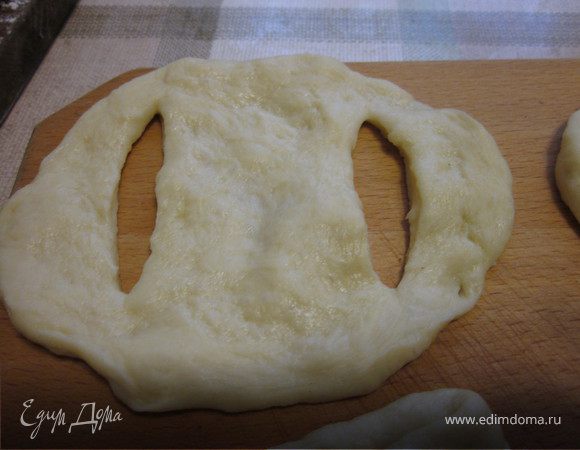 Тесто месила в хлебопечке, очень удобно! Выставила программу, закидала все компоненты, остальное сделала моя помощница.
После того, как тесто было готово, разделила на порционные шарики, дала им "подышать" минут 10-15 и налепила пирожков с яблочным вареньем.
Запекать в духовке, смазав пирожки взбитым яйцом, при температуре 200 гр. до румяной корочки.