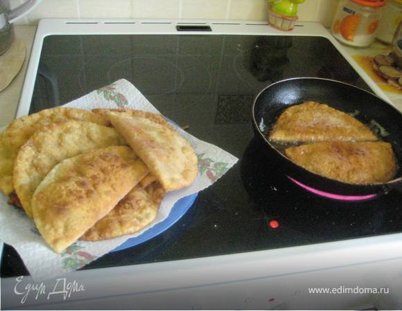 Приготовить фарш: я покупаю готовый и сама добавляю в него мелко порезанный репчатый лук,1 сырое яйцо и специи по вкусу.Замесить крутое тесто.
Слепить чебуреки и жарить их на сковороде в раст.масле! Просто и вкусно!