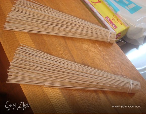 Гречневую лапшу разделить порционно по 50 гр и с одного конца обвязать плотно ниткой.