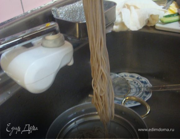Лапшу отварить без добавления соли до готовности ( 5-7 минут) промыть в холодной воде и хорошо отжать держа за один конец, который мы обвязали ниткой:)) 