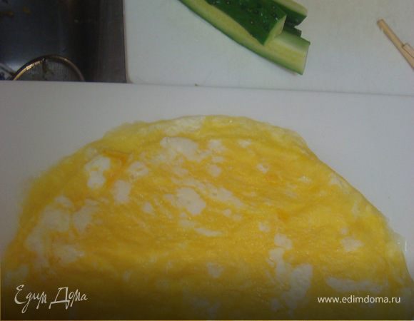 Первым делом взбиваем яйцо с небольшим количеством молока... жарим 2 тонких омлета..