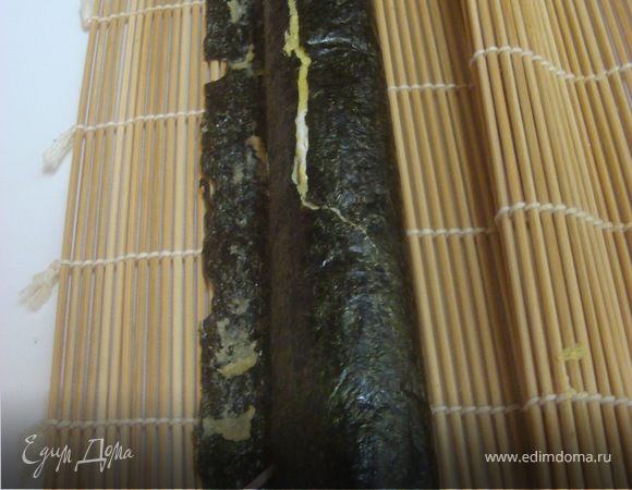 На нори наносим полоску васаби...это послужит нам своеобразным "клеем"  Сворачиваем наш коврик и формируем ролл... Стараемся, чтобы ролл получился плотным..  