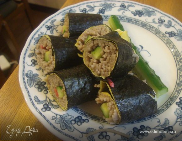 Разрезаем ролл на порционные брусочки.
К роллам подают соус. Берем соус для Соба или супа Удон... если у вас нет возможности его приобрести, тогда возьмите обычный соевый соус -1 часть, вода - 2 части..... то есть если соев соус 30 мл, то воды - 60 мл....., вливаем белое сухое вино - 20-30 мл, натираем на мелкой терке дайкон...

Приятного аппетита! Itadakimasu!