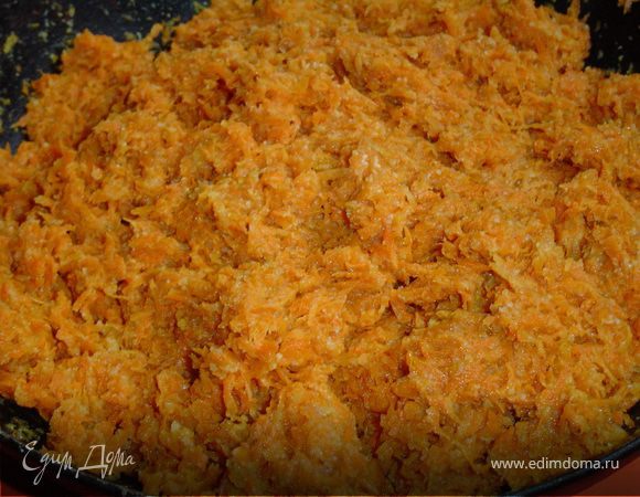 Морковь трем на мелкой терке, выкладываем на горячую сковороду, добавляем манку и 2 ст.л. воды, накрываем крышкой и тушим на медленном огне до готовности и даем остыть.
Очищаем яблоки и нарезаем мелкими кубиками. Изюм заливаем горячей водой на 5-10 минут, затем отцеживаем и обсушиваем. Так же нарезаем кубиками курагу. Все ингредиенты смешиваем, добавляем сахар, ванилин и тушим на растительном масле в сковороде до мягкости яблок.
Когда все готово приступаем к изготовлению котлет. Для этого формируем из морковно-манной основы шарики, в середину которых добавляем фруктовую начинку и формируем котлетки, затем обваливаем их в муке и обжариваем на растительном масле.
Приятного аппетита!