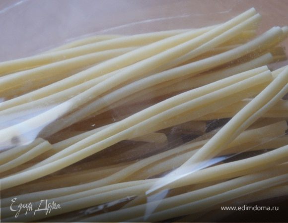 Начать варить пасту (она варится 16 минут). Я варю с солью и оливковым маслом. 
