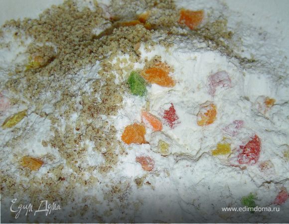 Просеиваем муку смешанную с разрыхлителем, крахмал,добавляем цукаты, измельченные орехи и вливаем растительное масло, перемешиваем.Подогреваем апельсиновый сок и в нем растворяем сахар, ванилин и соль,добавляем в мучную массу и замешиваем тесто.Тесто должно быть мягкое.Тесто раскатываем толщиной 1 см и режем на ромбики, квадратики или пользуемся выемками.Выкладываем печенье на противень, застеленный пергаментной бумагой, и выпекаем в духовке при температуре 180гр. около 20 минут.Главное не перепечь, чтобы печенье не стало похоже на сухари.
Приятного аппетита!