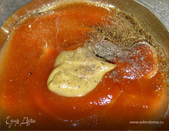 Отвариваем рис, охлаждаем.Пока рис остывает готовим соус из кетчупа,горчицы,уксуса,сахара и перца,перемешиваем,добавляем растительное масло и взбиваем. Фасоль промываем холодной водой,с кукурузы сливаем жидкость,и кладем в приготовленный соус,перемешиваем и добавляем чеснок, пропущенный через чеснокодавку.В конце добавляем рис, перемешиваем и посыпаем мелко нарезанным зеленым луком.
Приятного аппетита!