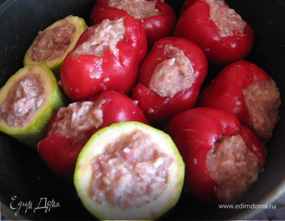 Рис промыть,залить крутым кипятком,оставить на 10 мин.,лук очистить, натереть на крупной тёрке,в говяжий фарш добавить лук,рис,посолить,поперчить.Перцы очистить от плодоножки и семян,кабачки(у меня были тонко шкурые,с мелкими семенами)вымыть,отрезать "хвостики",разрезать на две-три части,в зависимости от размера кабачка,должен получится "бочонок",ложкой удалить серединку оставив дно и стенки в 1 см.Нафаршировать овощи,сложить в глубокую кастрюлю или казан.